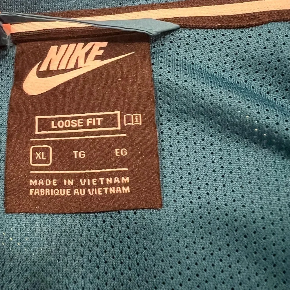 Nike | Windbreaker | Youth Size X-Large | Excellent like new condition.